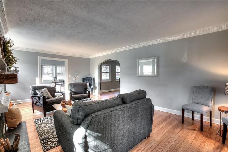 2 E 70th Ter, Kansas City, MO 64113
