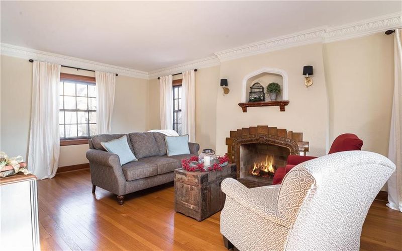 616 Romany Rd, Kansas City, MO 64113