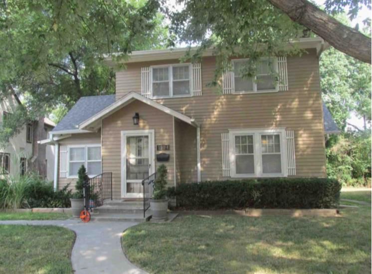 1904 Lovers Ln, St Joseph, MO 64505