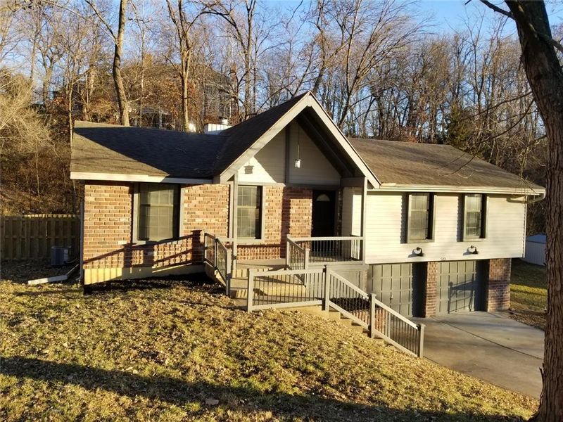 513 NW Cherokee Dr, Riverside, MO 64150