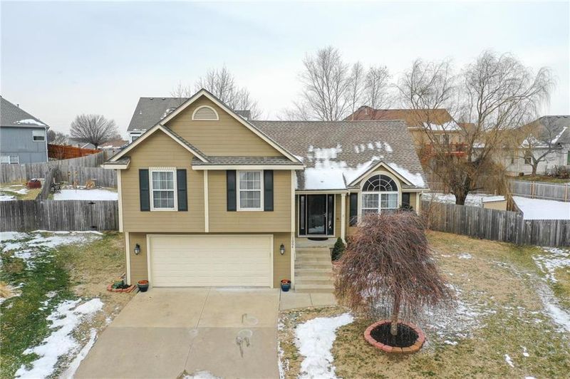 1004 NE Scenic Ct, Lee's Summit, MO 64064