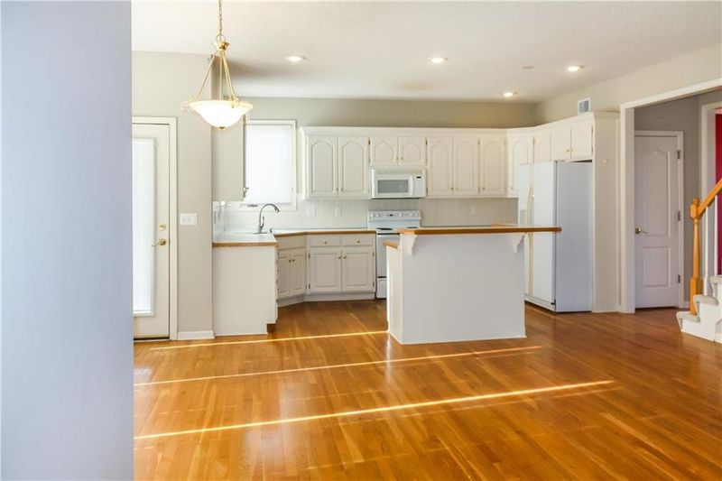 8203 W 145th Ter, Overland Park, KS 66223