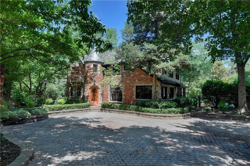 5825 State Line Rd, Kansas City, MO 64113