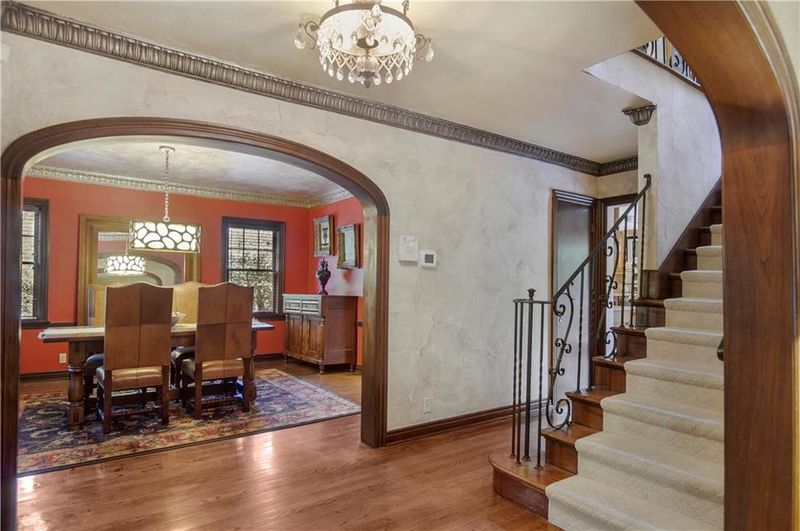 5825 State Line Rd, Kansas City, MO 64113