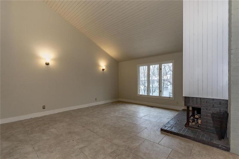 10060 Hemlock Dr, Overland Park, KS 66212
