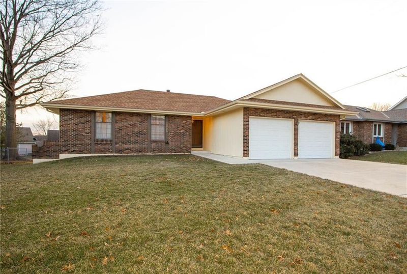 16709 E 52nd St, Independence, MO 64055