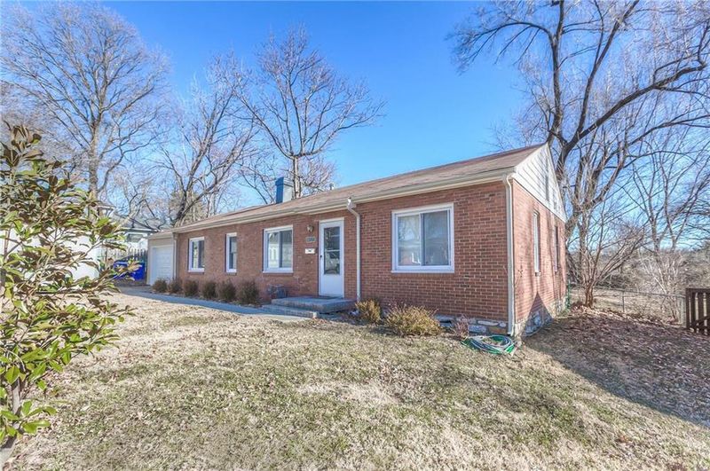 8015 Barkley St, Overland Park, KS 66204