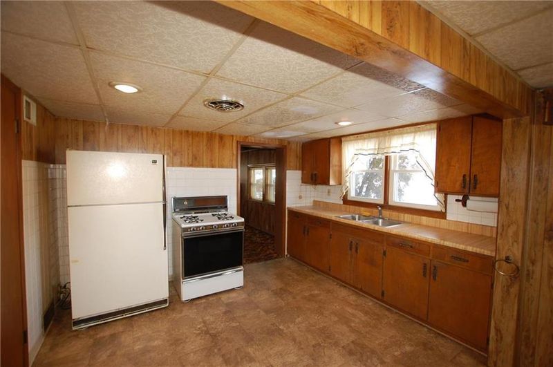 5039 Parallel Pw, Kansas City, KS 66104