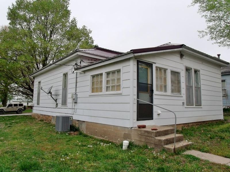 934 W 3rd Ave, Horton, KS 66439