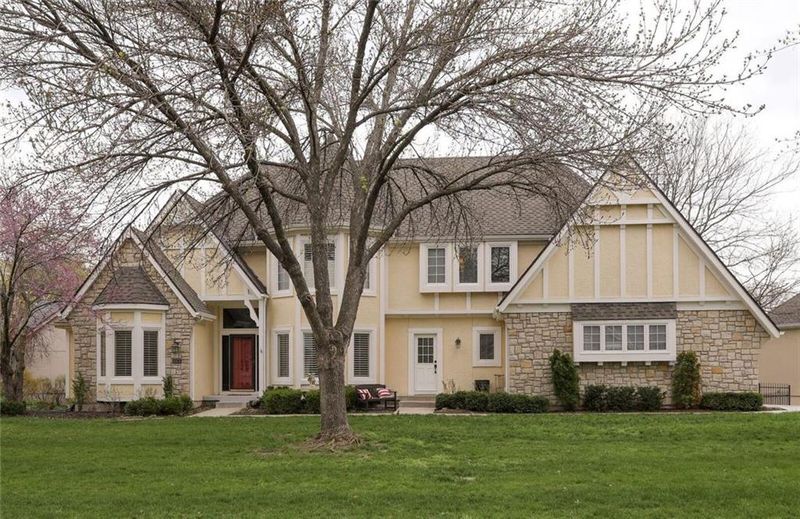 11401 Juniper St, Leawood, KS 66211