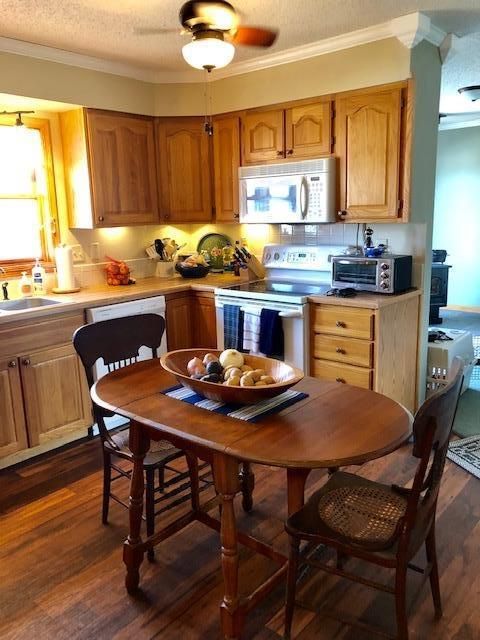 1202 Union Rd, Lawrence, KS 66044