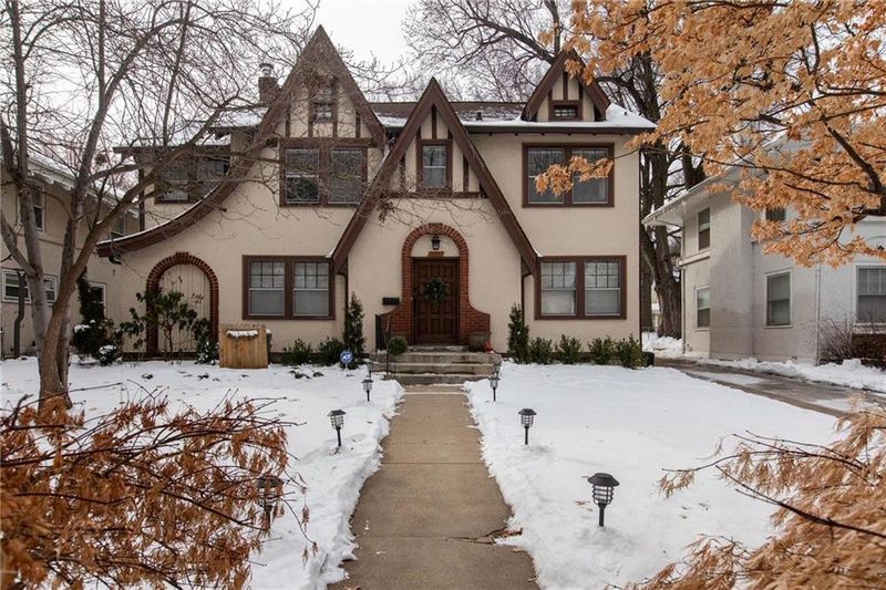 805 W Gregory Blvd, Kansas City, MO 64114
