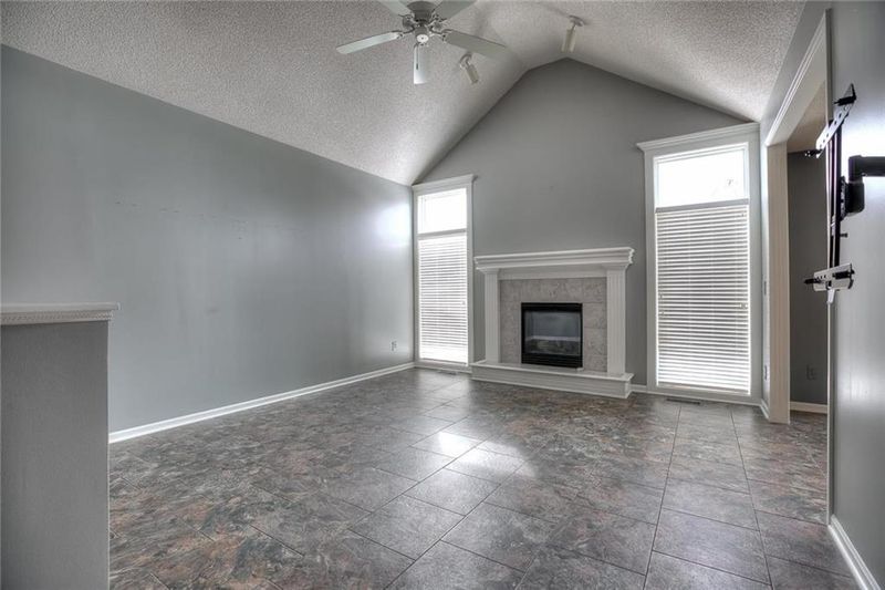 1705 NE 98th St, Kansas City, MO 64155