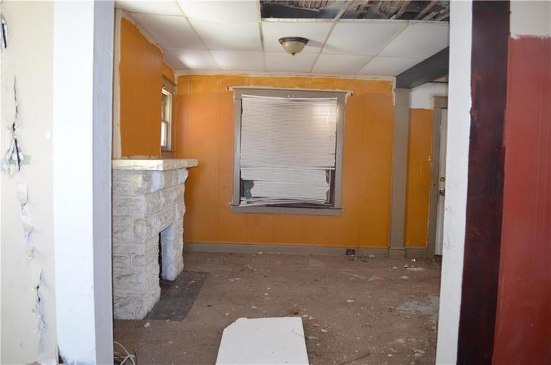 2502 E 42 St, Kansas City, MO 64130