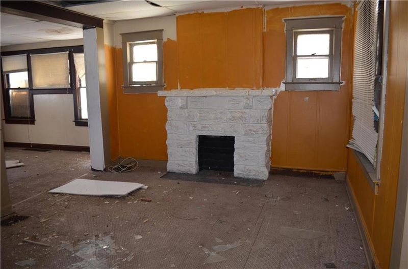 2502 E 42 St, Kansas City, MO 64130