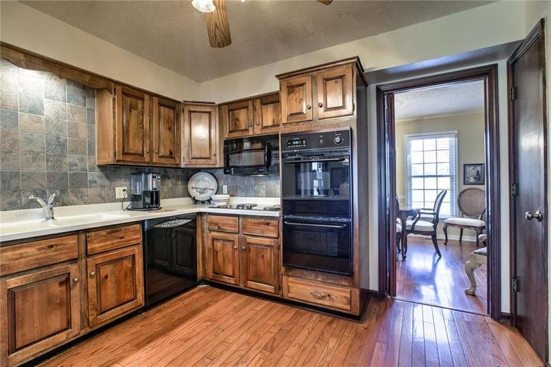 15360 Melrose Pl, Overland Park, KS 66221