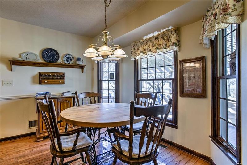 15360 Melrose Pl, Overland Park, KS 66221