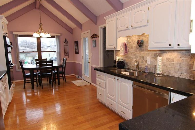 9237 Grandview Dr, Overland Park, KS 66212