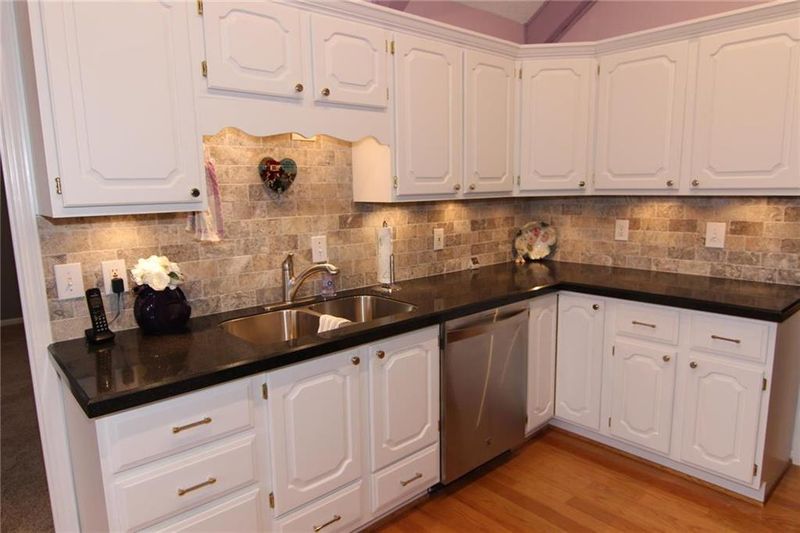 9237 Grandview Dr, Overland Park, KS 66212