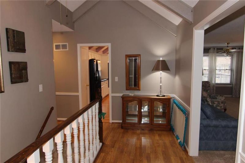 9237 Grandview Dr, Overland Park, KS 66212