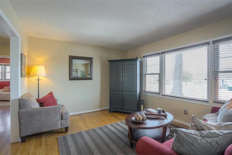 2 NW 79th St, Kansas City, MO 64118