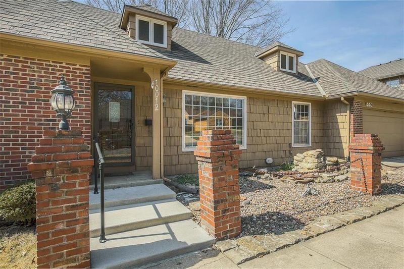 10012 Juniper Ln, Overland Park, KS 66207