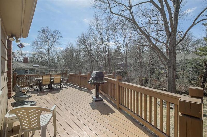 10012 Juniper Ln, Overland Park, KS 66207