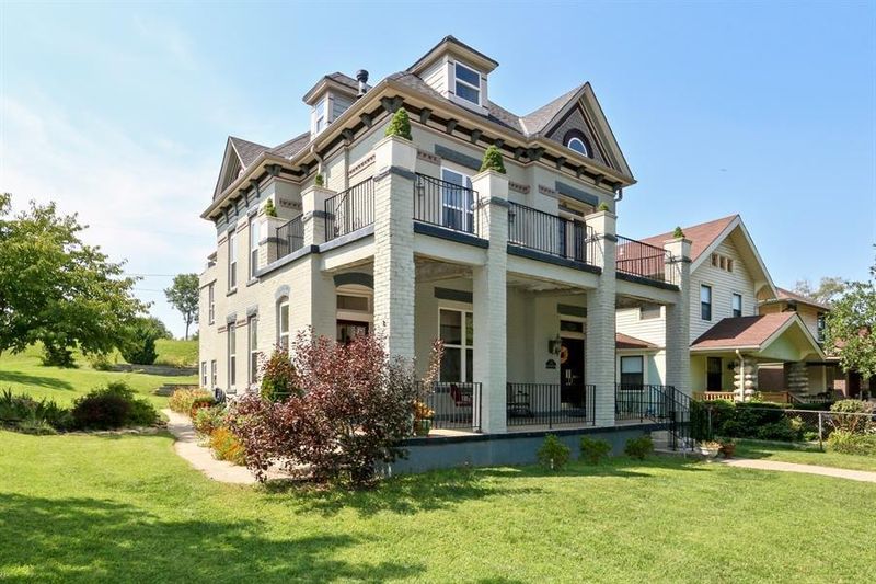 2526 Tracy Ave, Kansas City, MO 64108