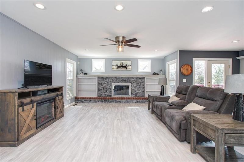 7609 W 99th St, Overland Park, KS 66212