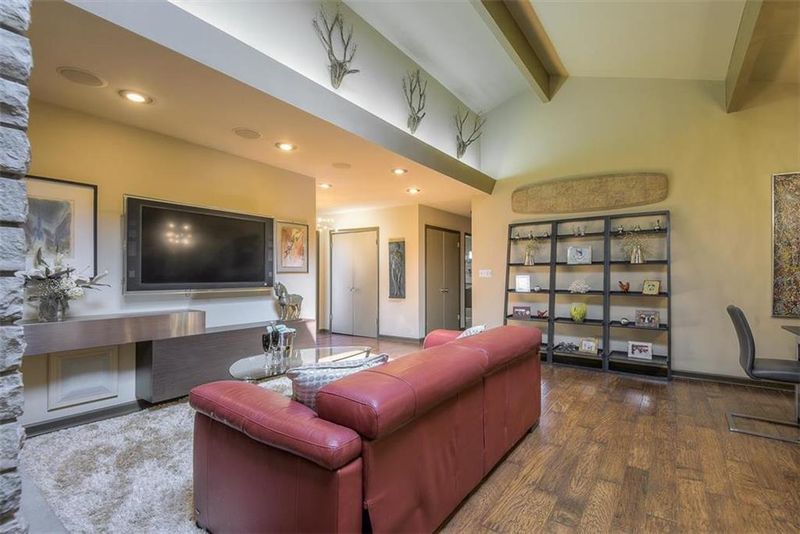 10051 Roe Ave, Overland Park, KS 66207