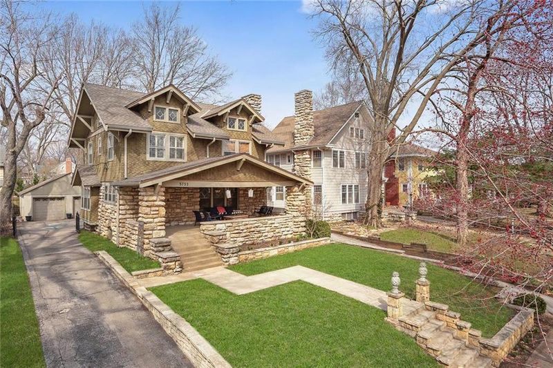 5732 Central St, Kansas City, MO 64113