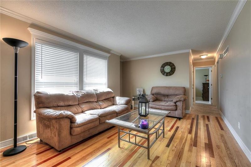 9306 68th St, Parkville, MO 64152
