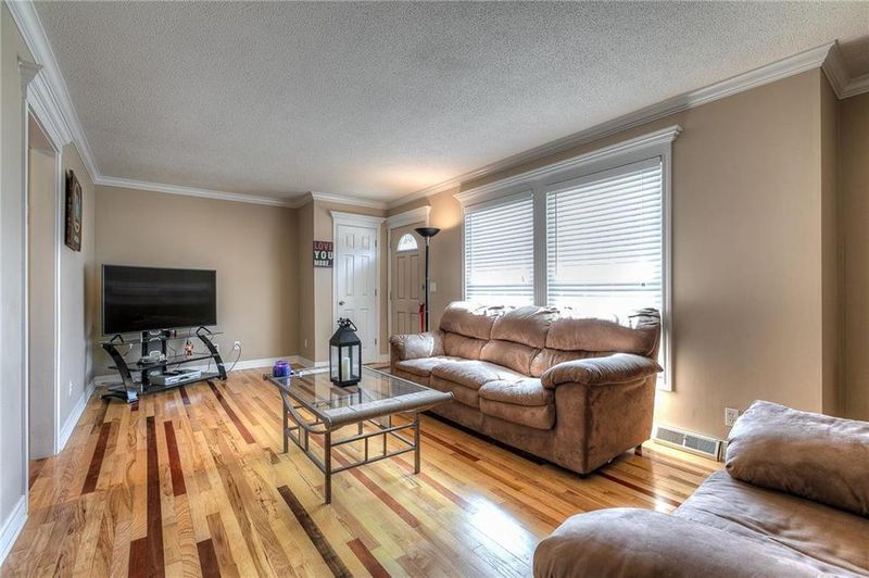 9306 68th St, Parkville, MO 64152