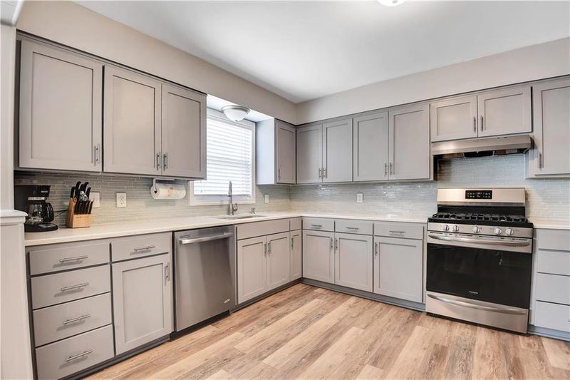 8400 W 68th Ter, Overland Park, KS 66204