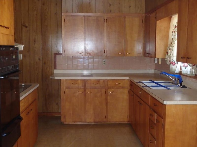 208 Broadway St, Macon, MO 63552
