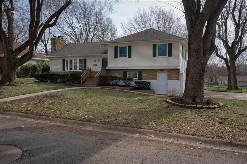 4729 Hedges St, Kansas City, MO 64133