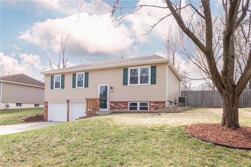 202 Concord Cir, Grain Valley, MO 64029