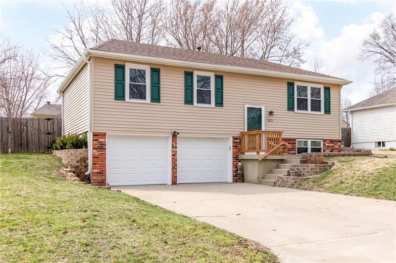 202 Concord Cir, Grain Valley, MO 64029