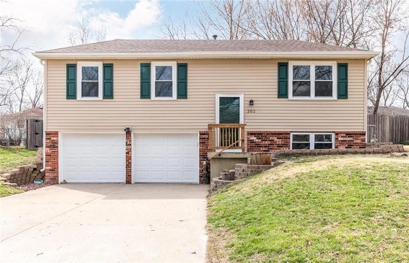 202 Concord Cir, Grain Valley, MO 64029
