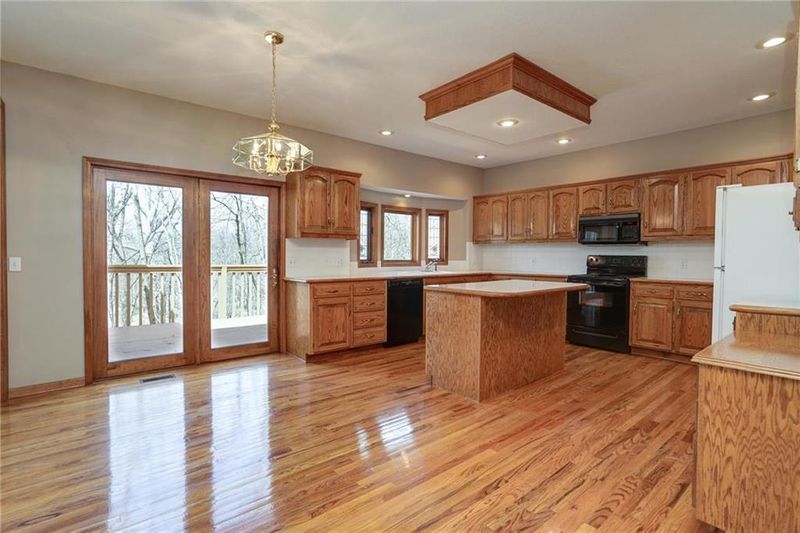 10570 Reinking Rd, Kansas City, MO 64156