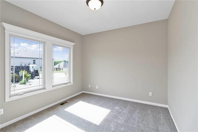 9209 NE 94th St, Kansas City, MO 64157
