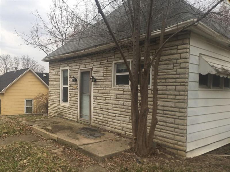 612 Thompson Ave, St Joseph, MO 64504