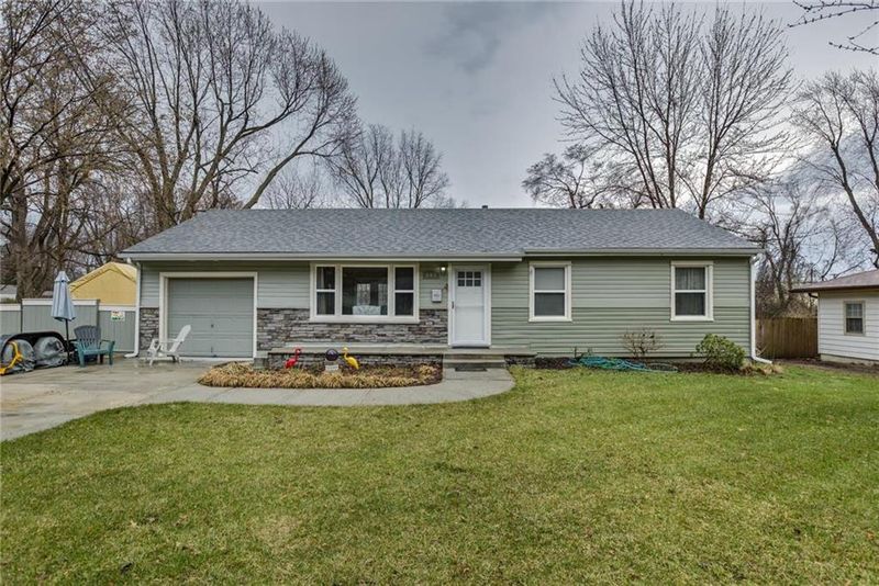 607 SE Browning Ave, Lee's Summit, MO 64063