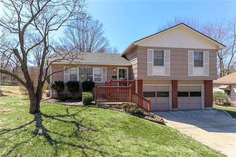 3905 E Red Bridge Rd, Kansas City, MO 64137