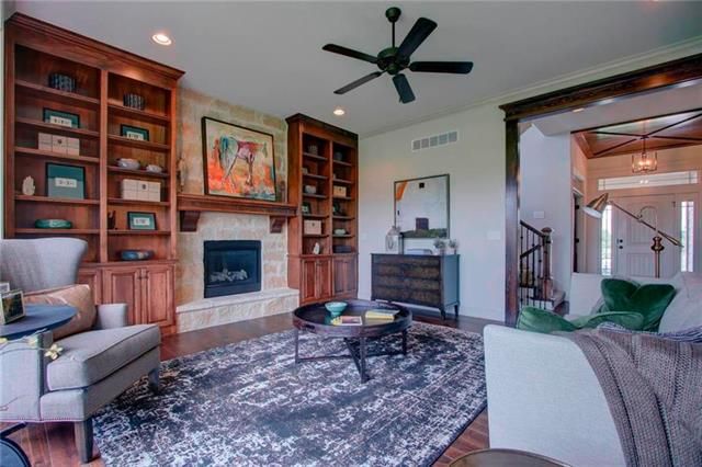 8028 W 166 Pl, Overland Park, KS 66085