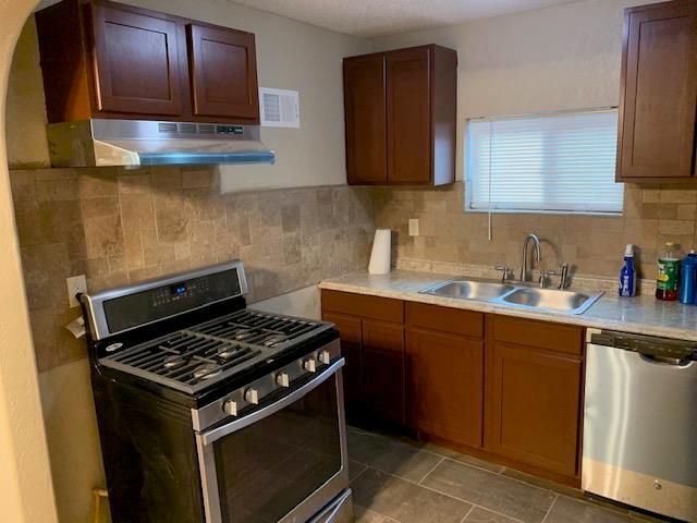 2904 E 69th St, Kansas City, MO 64132