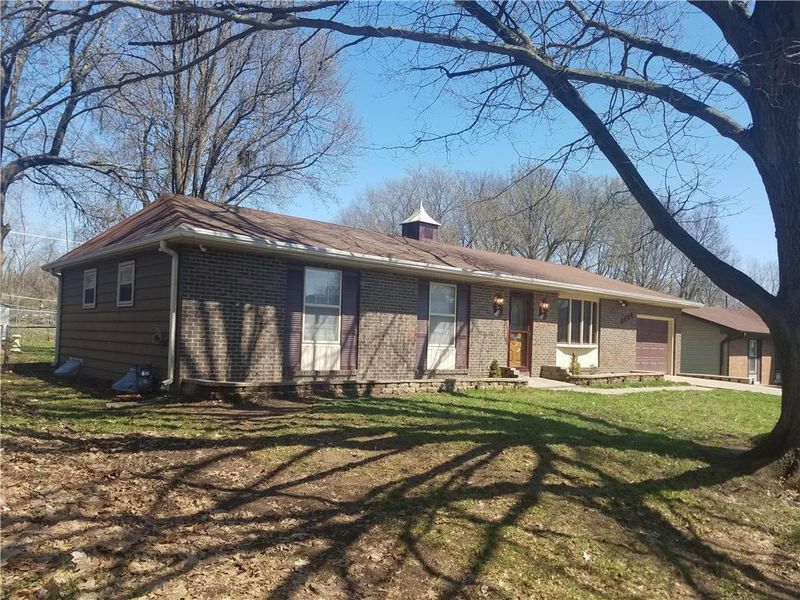 2427 Dewey St, St Joseph, MO 64505