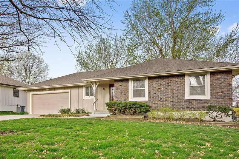 104 SE Westwind Dr, Lee's Summit, MO 64063