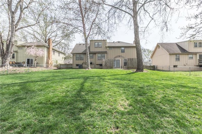 9826 Carter Dr, Overland Park, KS 66212