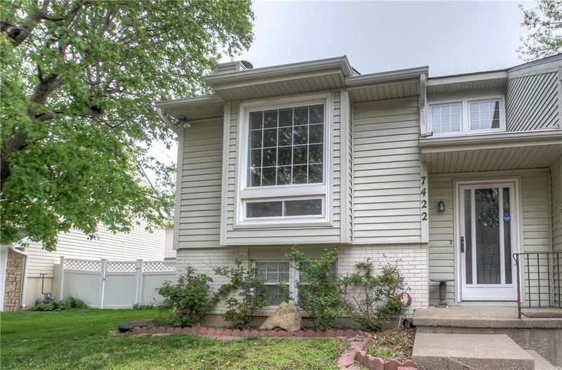 7422 Santa Fe Dr, Overland Park, KS 66204